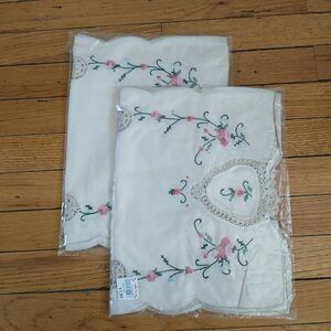 New Hand Embroidered Placemats Cottagecore Floral Crochet Scalloped Trims 8x Set